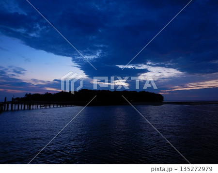 グリーン島　曇りの日の出 135272979