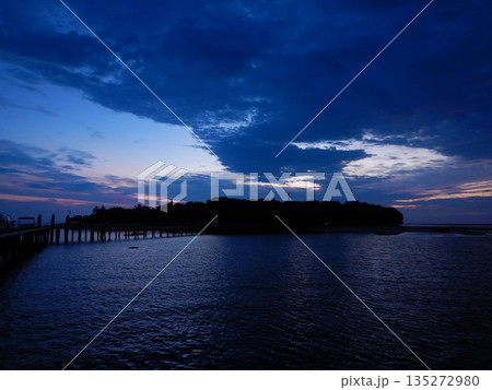 グリーン島　曇りの日の出 135272980