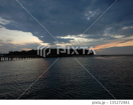 グリーン島 曇りの日の出 グリーン島 曇りの日の出 135272981