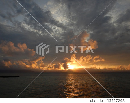 グリーン島　曇りの日の出 135272984