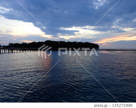 グリーン島　曇りの日の出 135272990