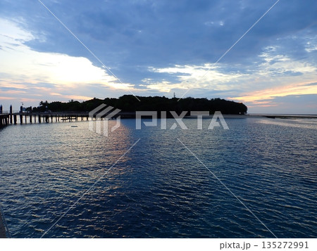 グリーン島　曇りの日の出 135272991