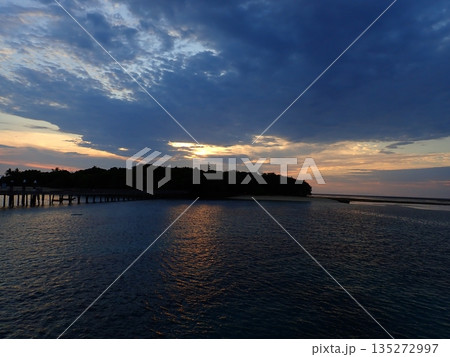 グリーン島　曇りの日の出 135272997