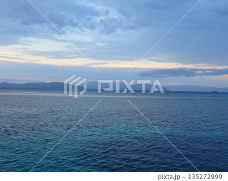 グリーン島　曇りの日の出 135272999