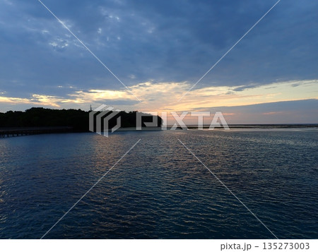 グリーン島　曇りの日の出 135273003