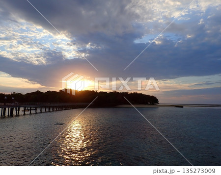 グリーン島　曇りの日の出 135273009