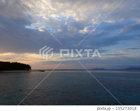 グリーン島　曇りの日の出 135273018