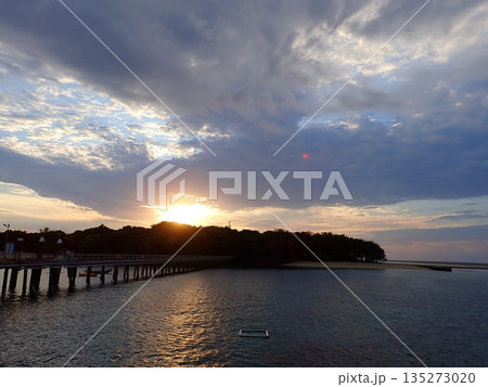 グリーン島　曇りの日の出 135273020