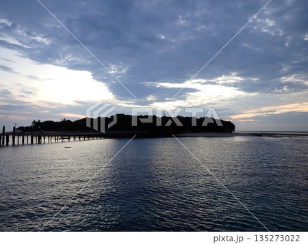 グリーン島　曇りの日の出 135273022