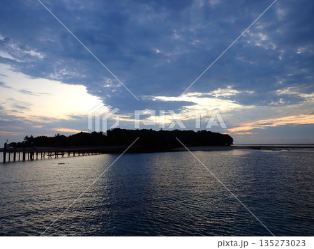 グリーン島　曇りの日の出 135273023