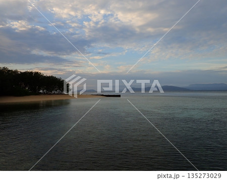 グリーン島　曇りの日の出 135273029