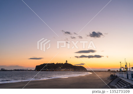 《神奈川県》夕暮れの江ノ島・片瀬海岸のビーチ 《神奈川県》夕暮れの江ノ島・片瀬海岸のビーチ 135273109