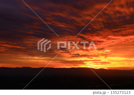 朝焼けに染まる山並み 135273123
