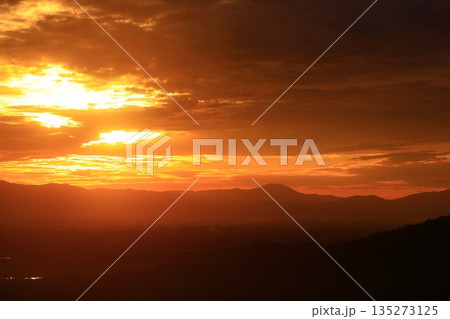 朝焼けに染まる山並み 135273125