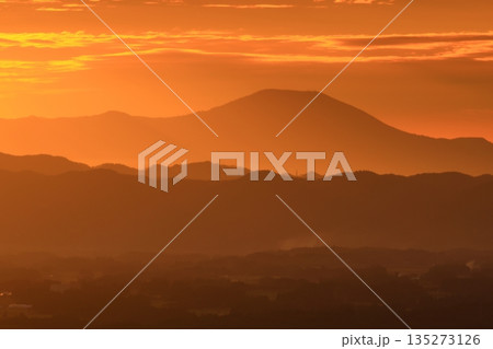 朝焼けに染まる山並み 朝焼けに染まる山並み 135273126