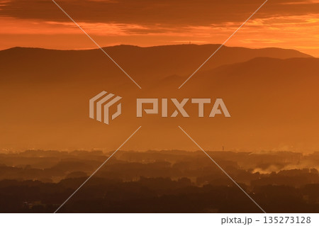 朝焼けに染まる山並み 朝焼けに染まる山並み 135273128