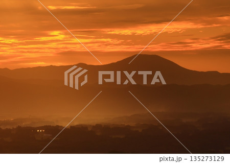 朝焼けに染まる山並み 朝焼けに染まる山並み 135273129
