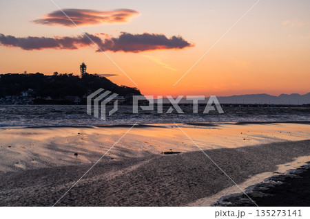 《神奈川県》夕暮れの江ノ島・片瀬海岸のビーチ 135273141