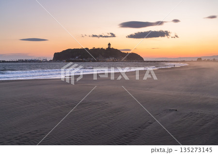 《神奈川県》夕暮れの江ノ島・片瀬海岸のビーチ 《神奈川県》夕暮れの江ノ島・片瀬海岸のビーチ 135273145