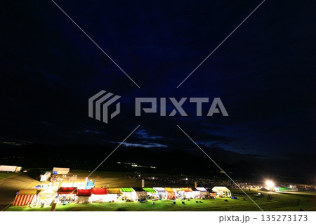 秋田県　夜空と屋台の風景 135273173