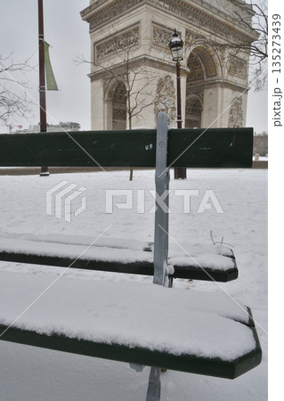 2026年1月7日 記録的な大雪のパリ 雪に覆われたベンチと冬の景色 135273439