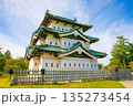 青空の弘前城 135273454