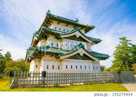 青空の弘前城 135273454