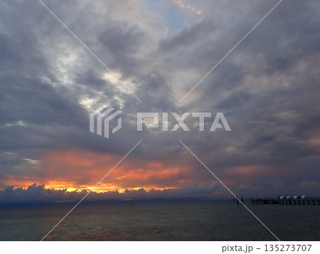 ケアンズへ沈む太陽 ケアンズへ沈む太陽 135273707