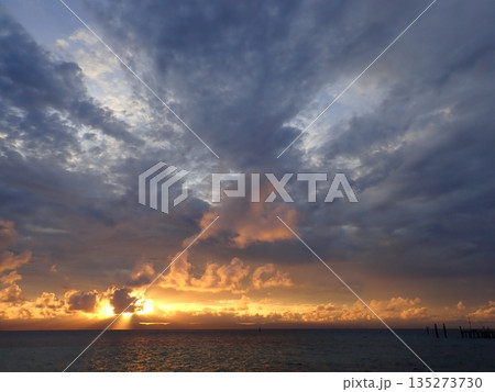 ケアンズへ沈む太陽 135273730