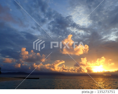 ケアンズへ沈む太陽 ケアンズへ沈む太陽 135273751