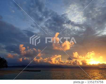 ケアンズへ沈む太陽 135273756