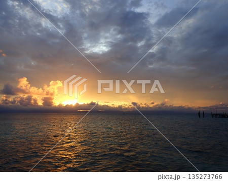 ケアンズへ沈む太陽 ケアンズへ沈む太陽 135273766