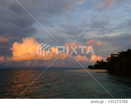 ケアンズへ沈む太陽 ケアンズへ沈む太陽 135273768