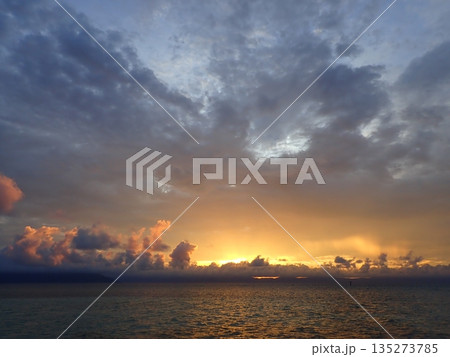 ケアンズへ沈む太陽 135273785