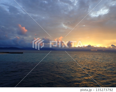 ケアンズへ沈む太陽 ケアンズへ沈む太陽 135273792