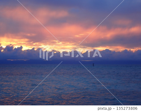 ケアンズへ沈む太陽 135273806