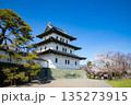 春の青空に映える天守閣 135273915
