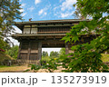 新緑に包まれた門 135273919