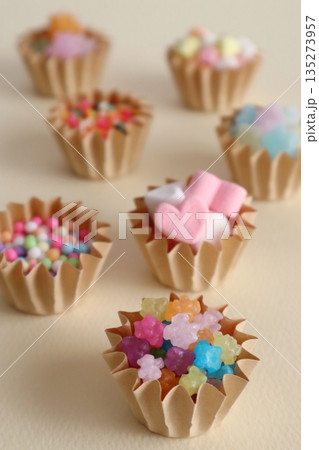 カラフルなお菓子（金平糖メイン） 135273957