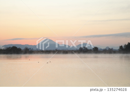 木浜内湖から見た朝焼けの三上山 135274028