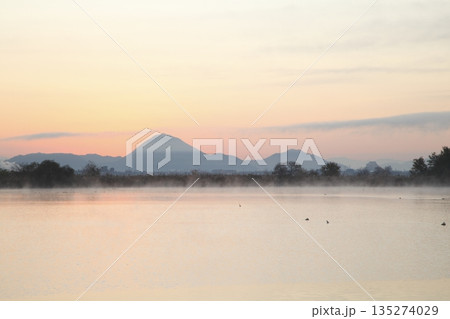 木浜内湖から見た朝焼けの三上山 135274029