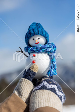 雪だるまを持つ 雪だるまを持つ 135274078