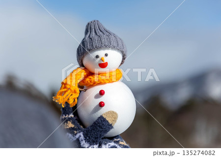 雪だるまを持つ 135274082