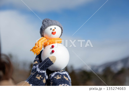 雪だるまを持つ 135274083