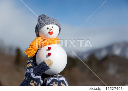 雪だるまを持つ 雪だるまを持つ 135274084