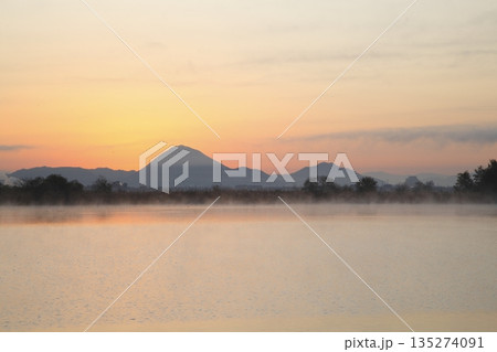 木浜内湖から見た朝焼けの三上山 木浜内湖から見た朝焼けの三上山 135274091