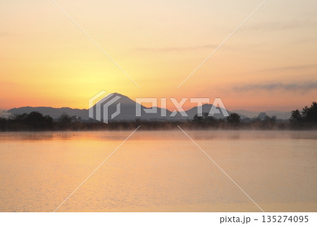 木浜内湖から見た朝焼けの三上山 木浜内湖から見た朝焼けの三上山 135274095