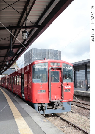 JR由布院駅に停車する久大本線の列車 JR由布院駅に停車する久大本線の列車 135274176