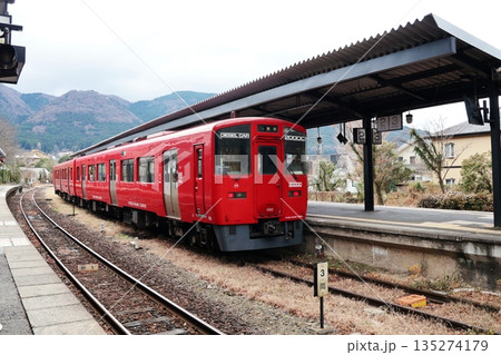 JR由布院駅に停車する久大本線の列車 135274179