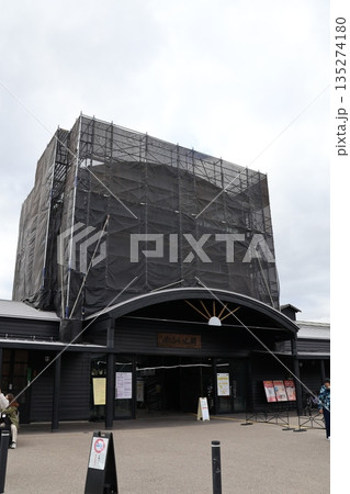 改装中のJR久大本線・由布院駅の駅舎 改装中のJR久大本線・由布院駅の駅舎 135274180